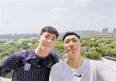 影片的主人公都是男性，故事也以男性为主题，这在阿莫多瓦以前的影片中十分鲜见。